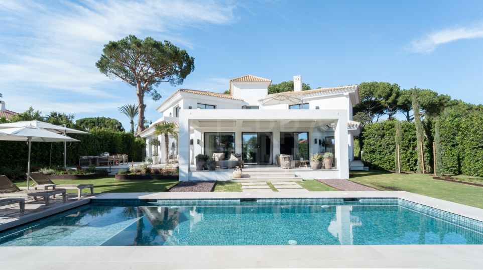 Magnifique villa de luxe récemment rénovée avec 5 chambres à coucher à vendre à Reserva de Los Monteros, Marbella.