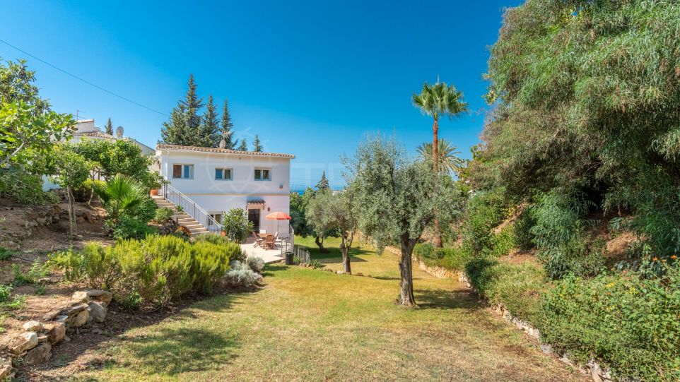 Villa tranquila y privada con apartamento independiente para invitados en venta en El Rosario, Marbella Este
