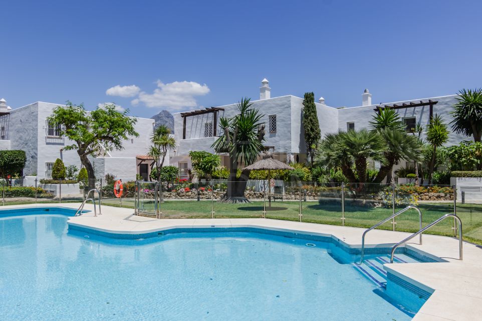 Impecable apartamento de planta media en venta en Jardines de Andalucia, Nueva Andalucia, Marbella