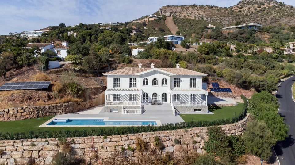 Elegant villa with breathtaking views for sale in sought-after Marbella Club Golf Resort, Benahavis