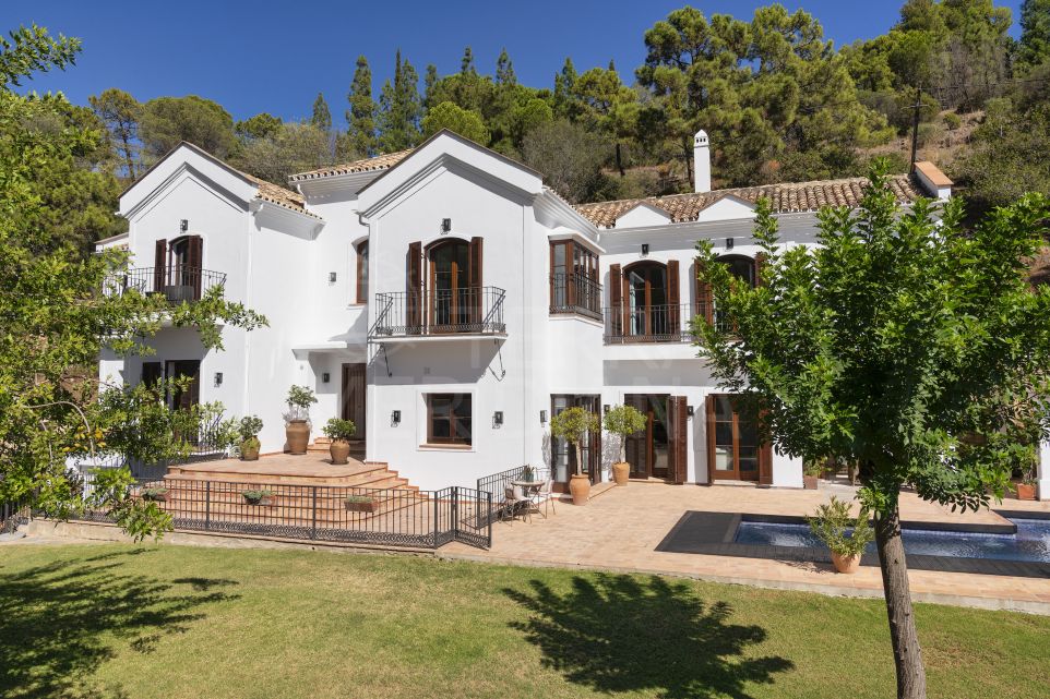 Villa idéalement située pour profiter de la vue sur les collines environnantes à vendre à El Madroñal, Benahavis