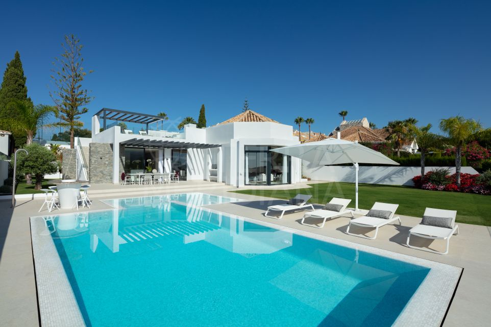 Villa unique avec vue exceptionnelle sur le golf et les montagnes à vendre à Nueva Andalucia, Marbella