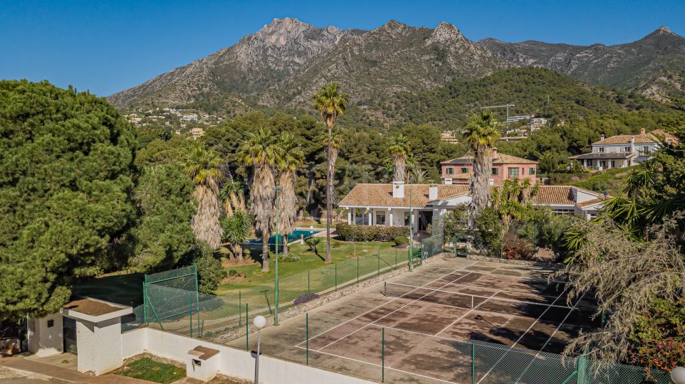 Villa en parcela enorme que ofrece una oportunidad única de construcción en venta en La Montua, Marbella