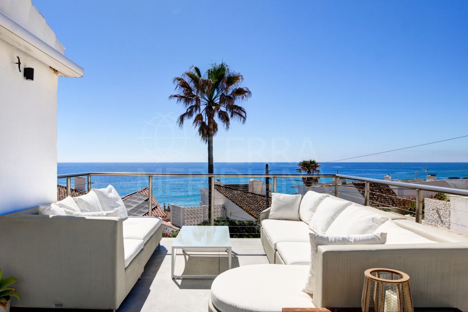 Magnifica villa de playa con casa de invitados y vistas al mar en venta en Bahia Dorada, Estepona