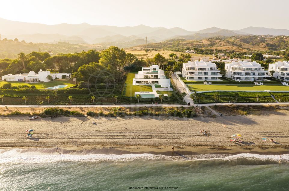 Icónica y preciosa villa en primera línea de playa con vistas explosivas en venta en Emare, Estepona