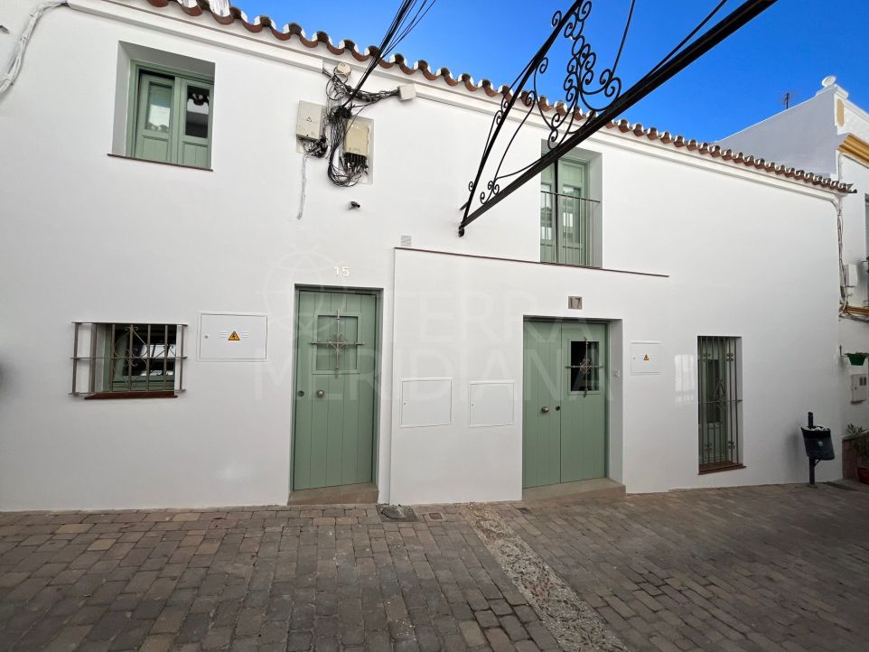 Elegante apartamento de 3 dormitorios con terraza y comodidades modernas en venta en el casco antiguo de Estepona
