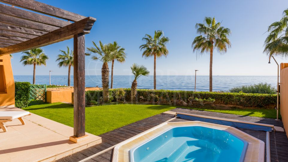 Lujoso apartamento de 3 habs en primera línea de playa en venta en Los Granados del Mar, Estepona