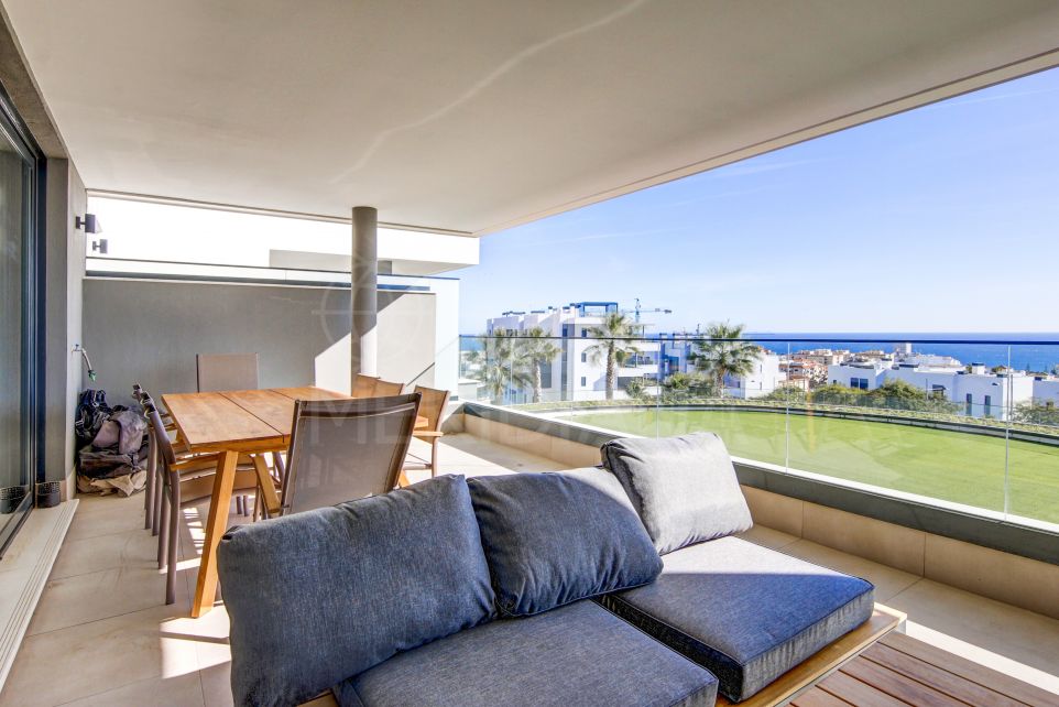 Hermoso apartamento en el piso medio con increíbles vistas al mar en Las Mesas, Estepona