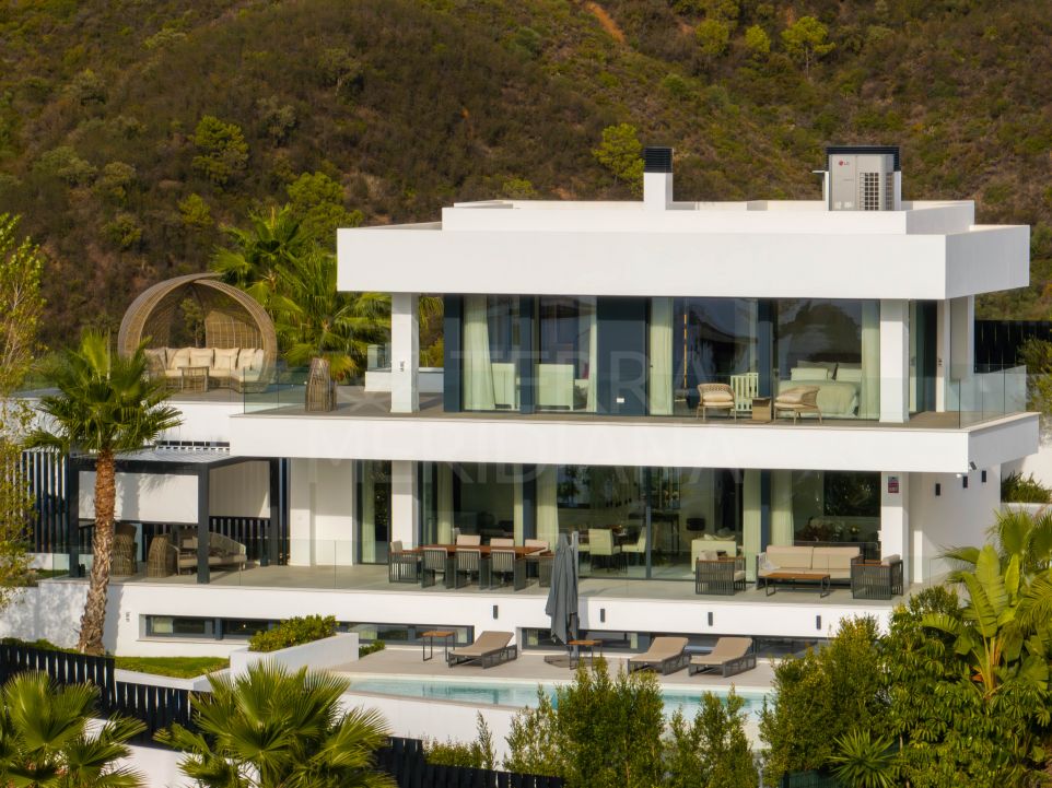Elegant and Spacious Contemporary Villa in Prime Location for Sale in Nueva Andalucia, Marbella