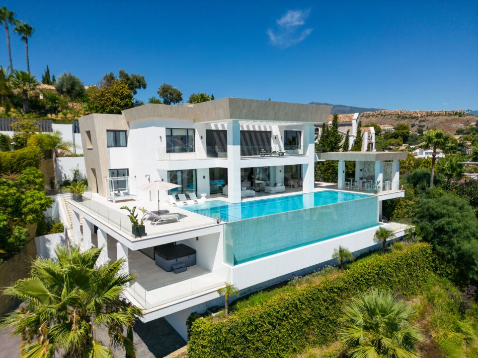 Elegante villa de 7 dormitorios con piscina infinita y vistas excepcionales en venta en El Paraíso, Estepona