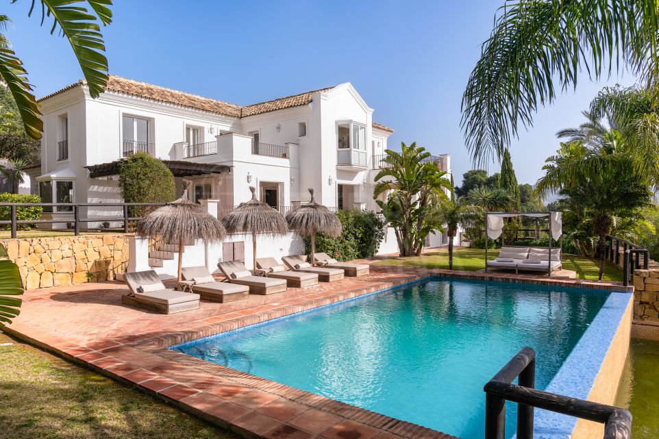 Villa con piscina infinita y comodidades modernas en venta en Los Altos de los Monteros, Marbella Este