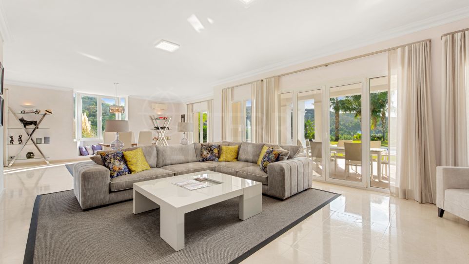 Hermosa villa de 4 dormitorios en venta con vistas al mar en Marbella Club Golf Resort, Benahavis