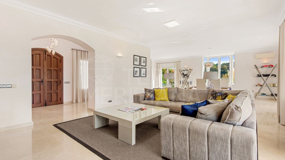 Hermosa villa de 4 dormitorios en venta con vistas al mar en Marbella Club Golf Resort, Benahavis