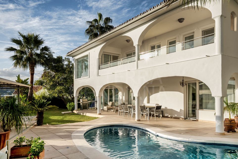 Beautiful Villa in Prime Location with Stunning Sea Views for Sale in Nueva Andalucia, Marbella