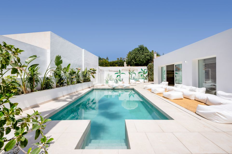 Villa de una sola planta renovada con un moderno estilo mediterráneo en venta en Nueva Andalucía, Marbella