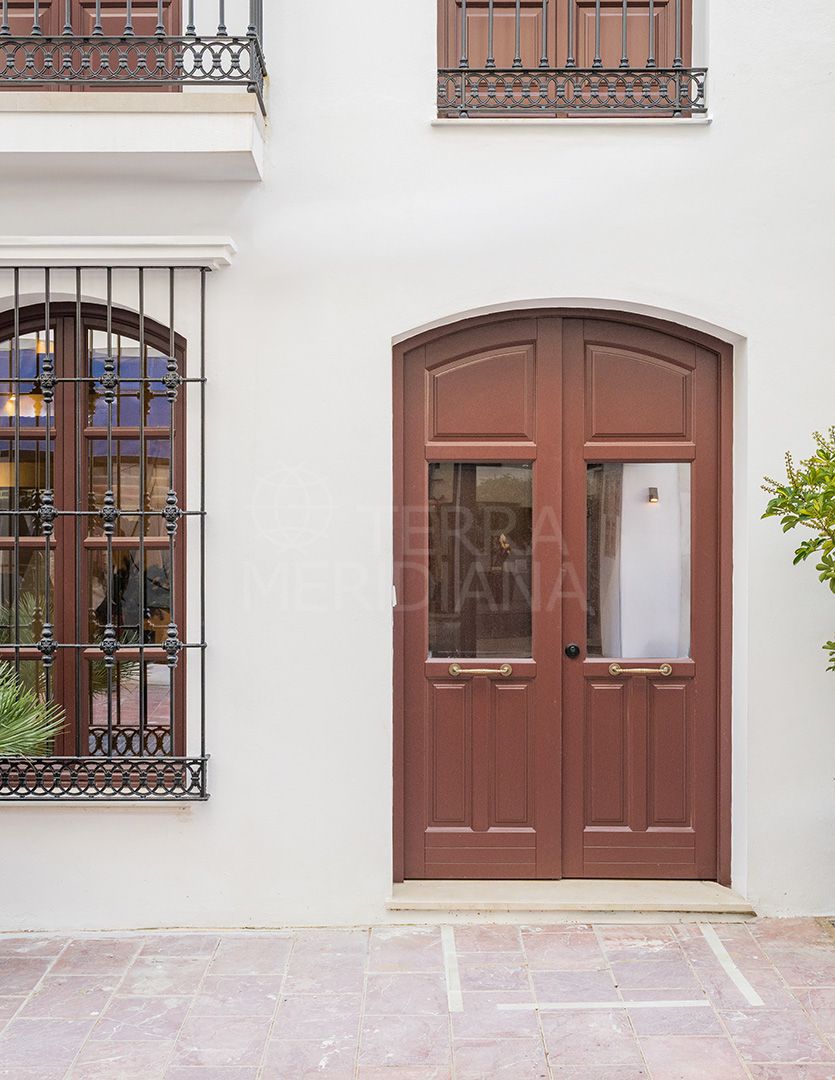 Moderno adosado andaluz de 3 dormitorios con patio y amplias terrazas