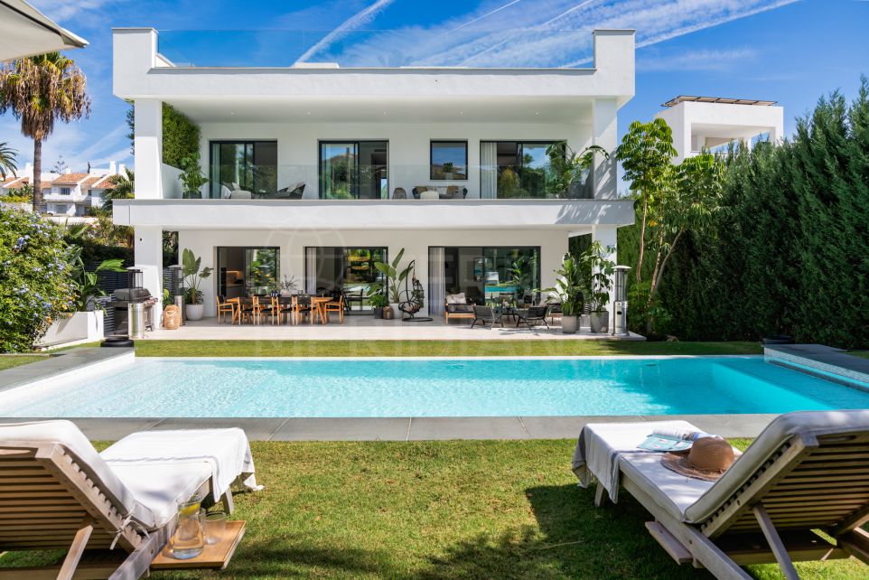 Villa familiar con jacuzzi en la azotea que ofrece total privacidad en venta en Nueva Andalucía, Marbella