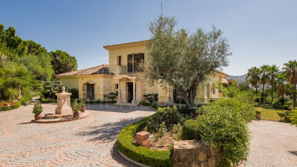 Descubre la lujosa vida andaluza con Villa Las Yucas en venta en La Zagaleta, Benahavis