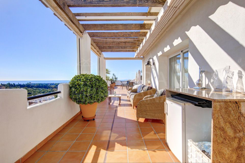 Beautiful 3 bedroom duplex penthouse with sea views for sale in Selwo, Estepona New Golden Mile