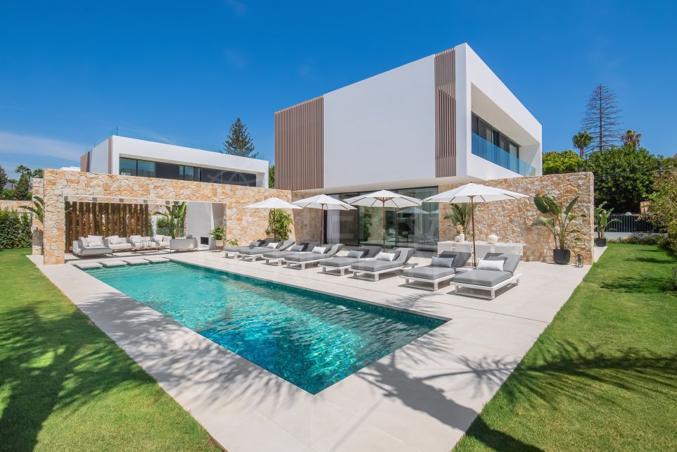 Descubre una elegante vida moderna con esta villa de lujo en venta en Cortijo Blanco, San Pedro, Marbella