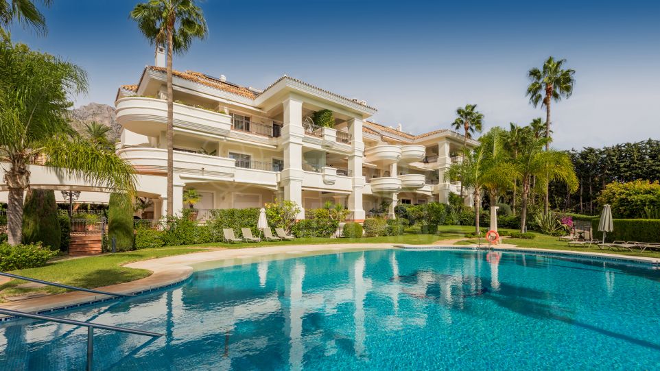 Apartamento mejorado con vistas al mar y comodidades modernas en venta en Altos Reales, Milla de Oro de Marbella