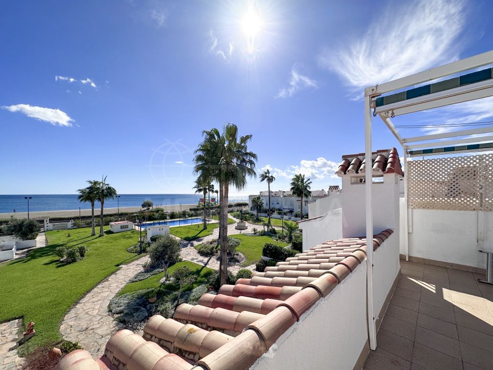 Adosada en primera línea de playa con 3 dormitorios y fabulosas vistas al mar en venta en Casares