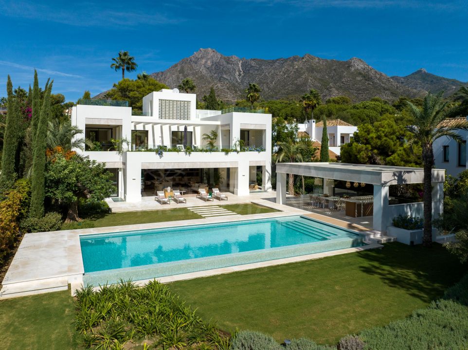 Elegante Villa que Ofrece una Sofisticación Inigualable, en Venta en Altos Reales, Milla de Oro de Marbella