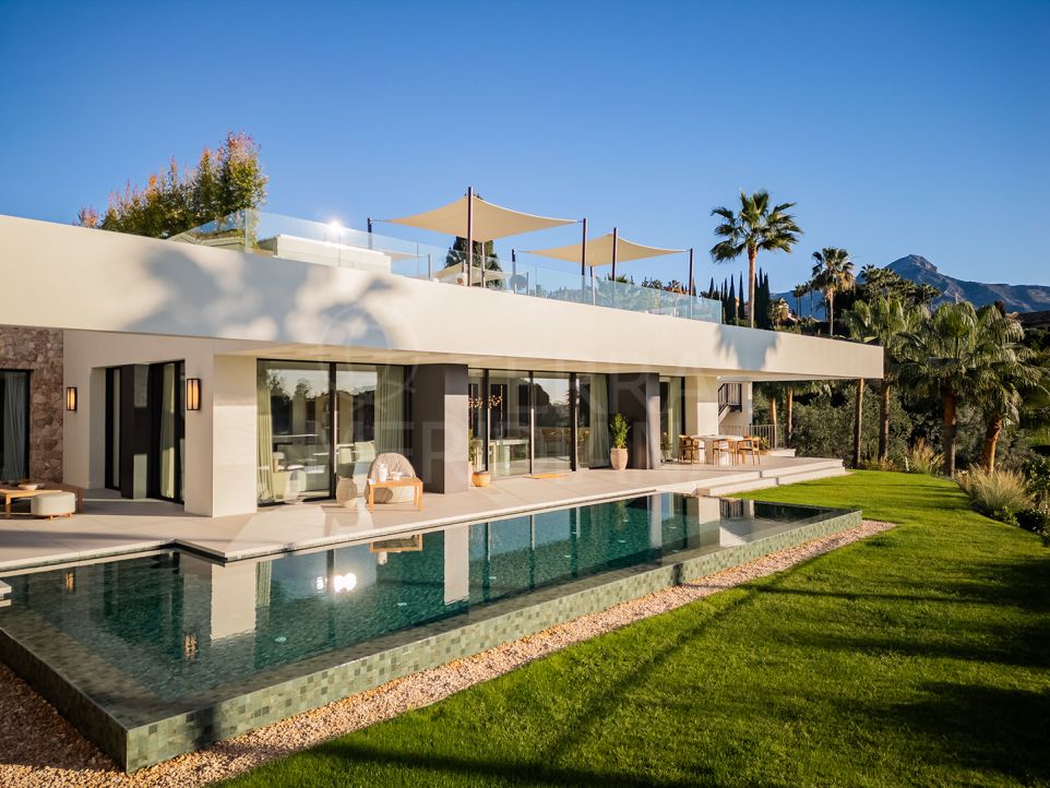 Nouvelle villa conçue pour profiter pleinement des vues sur le golf à vendre à Nueva Andalucía, Marbella