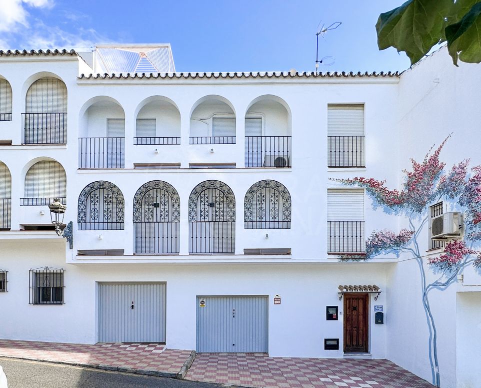 Charmante maison de ville de la vieille ville avec deux appartements à vendre dans le centre d'Estepona