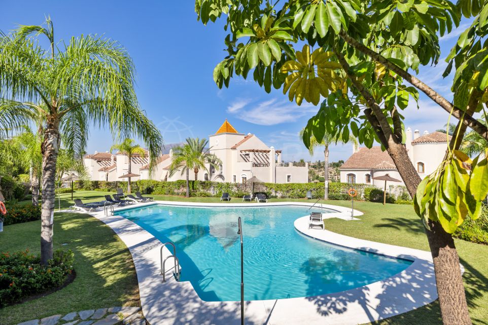 Beautiful 4 bedroom townhouse with sea views for sale in Paraiso Hills, Estepona