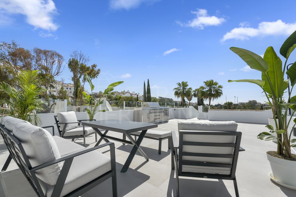 Prime Penthouse with Unmatched Amenities for Sale in Balcón del Golf, Nueva Andalucia, Marbella
