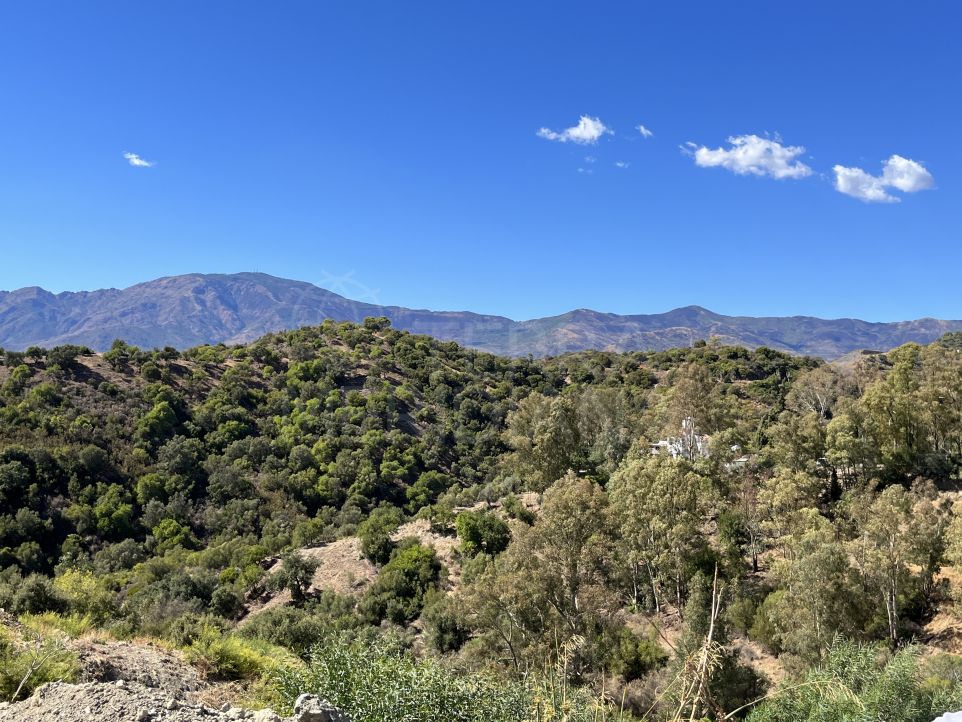 Продается земельный участок с превосходным расположением и панорамным видом на Новом Золотом Миле в Эстепоне