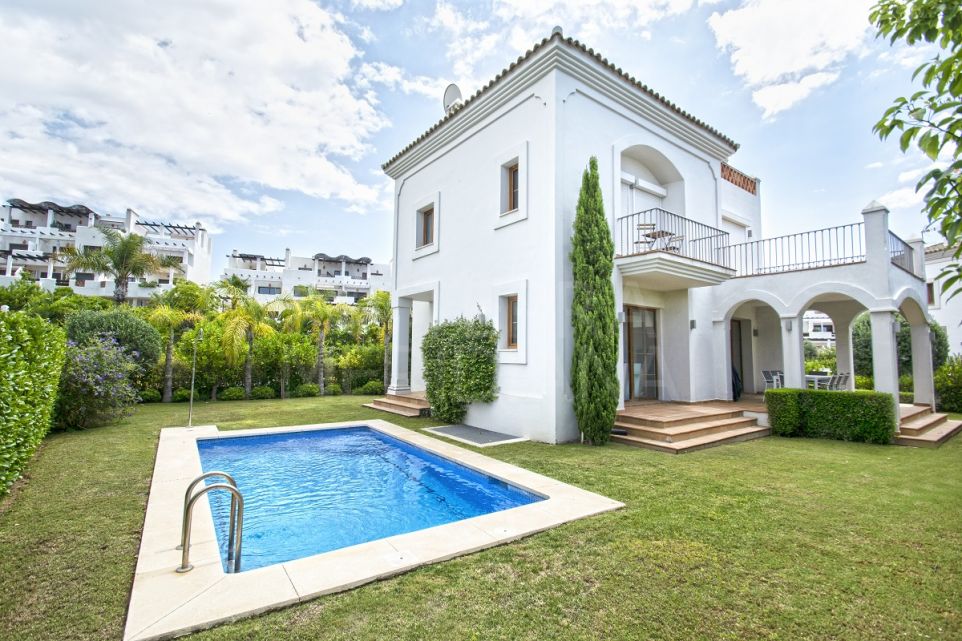 Élégante villa de trois étages avec solarium et vue sur la mer à vendre à La Resina Golf, Estepona
