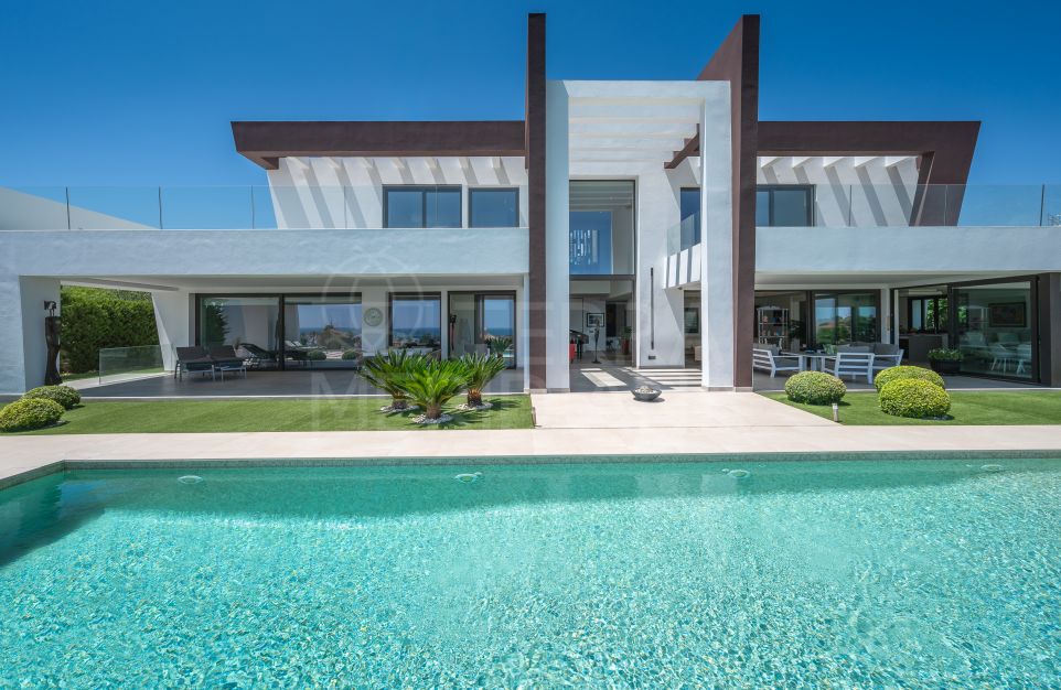 Villa contemporaine orientée sud avec une vue imprenable sur la mer à vendre à Los Flamingos, Benahavis