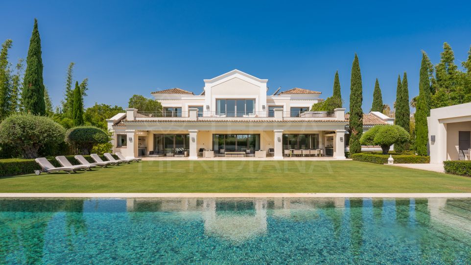 Villa contemporaine chaleureuse avec vue sur la mer offrant une intimité totale à vendre à Sotogrande