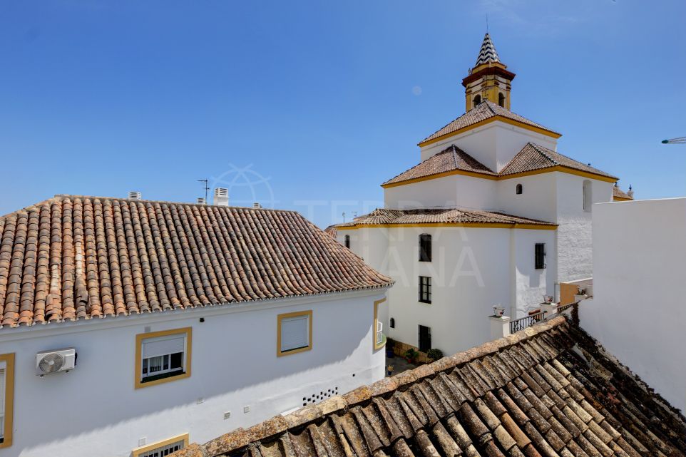 Modern townhouse for sale with solarium and mountain views in the old town of Estepona