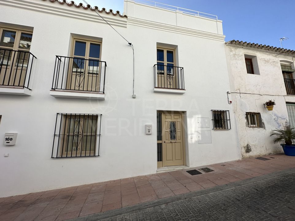 Grande maison de ville à vendre dans le centre historique d'Estepona, avec patio au rez-de-chaussée et terrases.