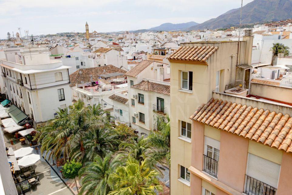 1 bedroom apartment for sale with superb mountain views and lift, Estepona old town