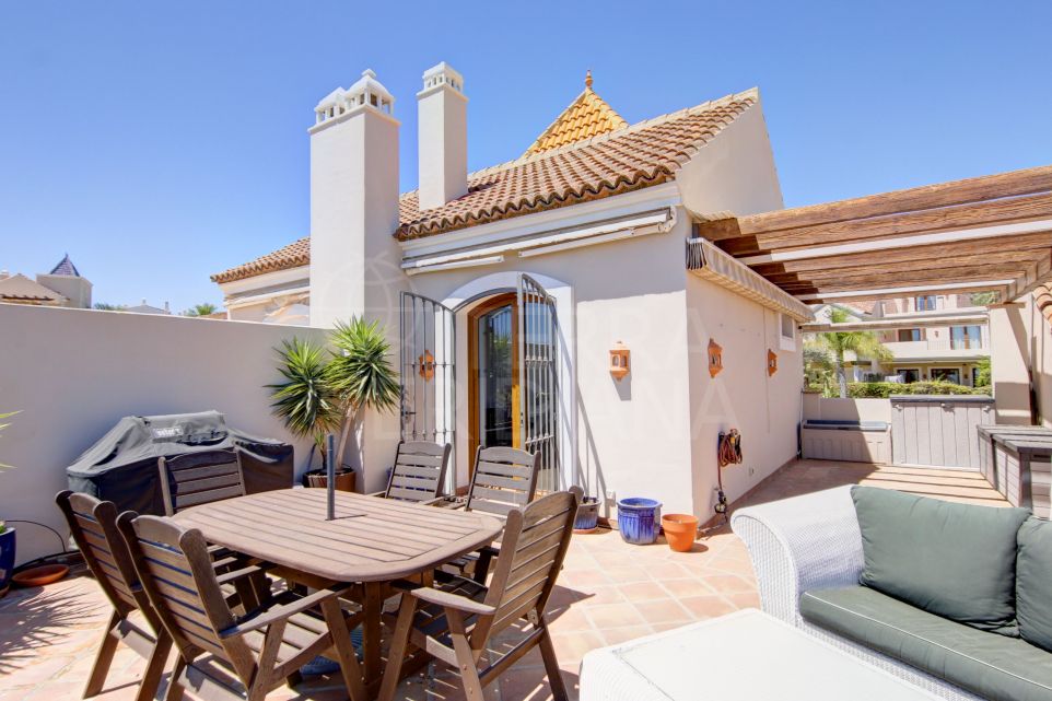 4 bedroom townhouse for sale in superb location with great sea views in Paraiso Hills, Estepona