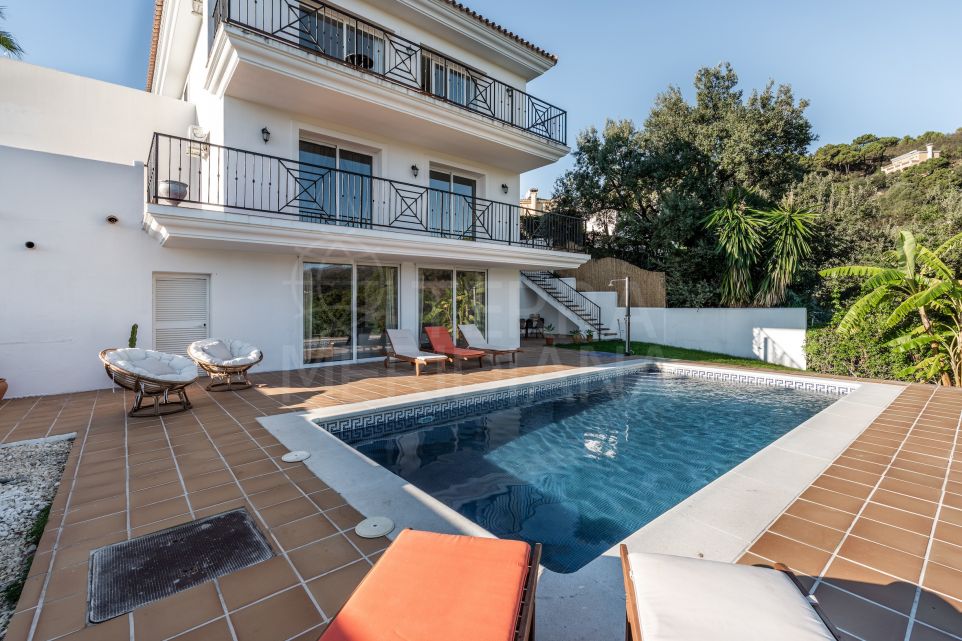 Elegante casa de tres niveles con impresionantes vistas y piscina en venta en El Padron, Estepona Este
