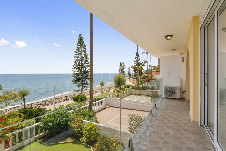 Spectaculaire appartement duplex de 3 chambres au rez-de-chaussée, situé en première ligne de plage, à vendre à Arena Beach, Estepona