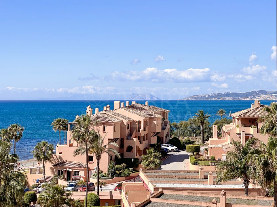 Appartement exquis de 3 chambres à coucher en bord de mer avec vue sur la mer à vendre à Riviera Andaluza, Estepona