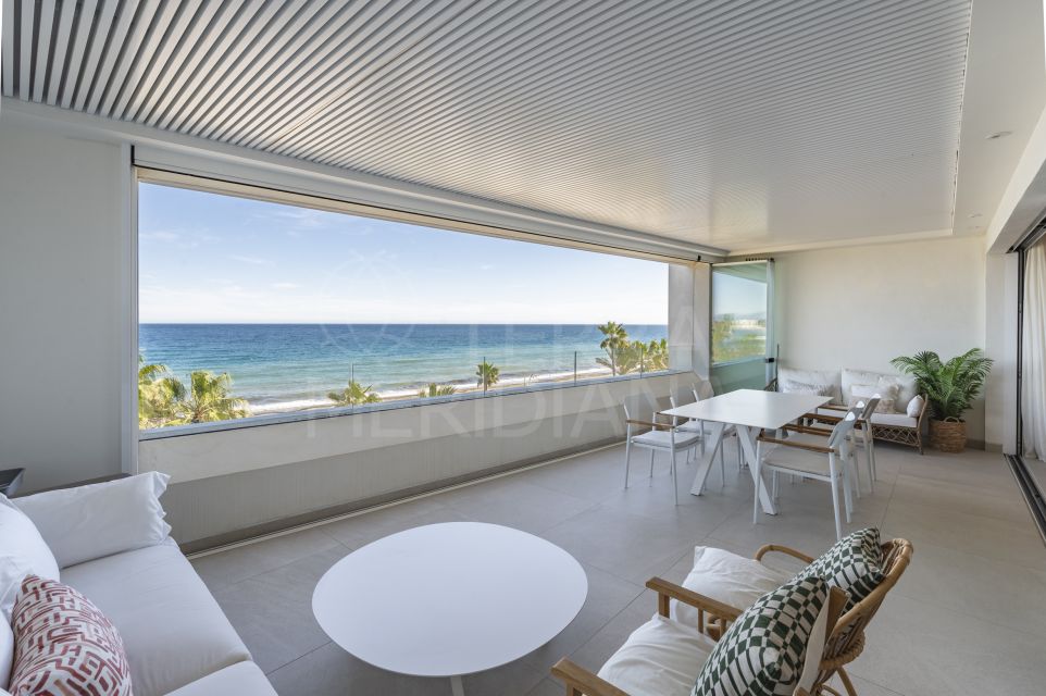 Elegante apartamento con vistas al mar en venta en la exclusiva playa de Darya, Estepona