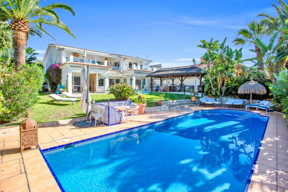 Superbe villa en bord de mer avec une entreprise florissante de chambres d'hôtes et vue sur la mer à vendre à Marbesa, Marbella Est