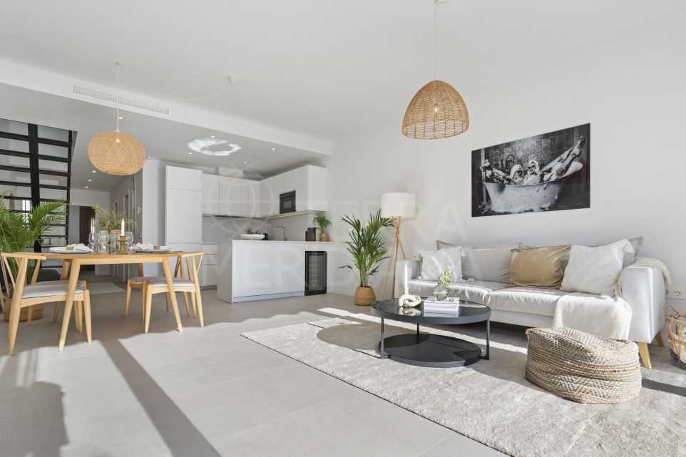 Amplia casa familiar con espacio al aire libre en venta en Los Algarrobos, Nueva Andalucía, Marbella