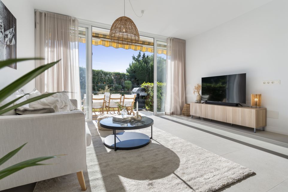 Amplia casa familiar con espacio al aire libre en venta en Los Algarrobos, Nueva Andalucía, Marbella
