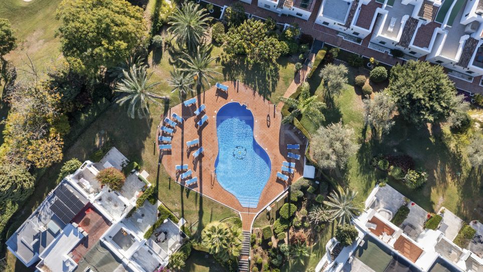 Amplia casa familiar con espacio al aire libre en venta en Los Algarrobos, Nueva Andalucía, Marbella