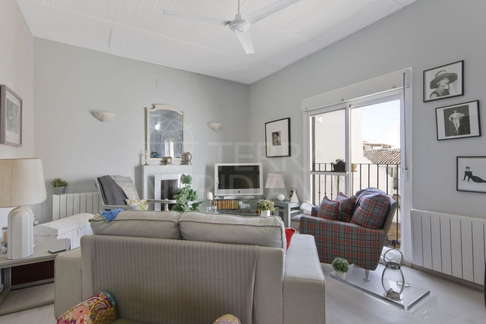 Charmante maison de ville avec 2 chambres et piscine sur le toit à vendre dans la vieille ville d'Estepona