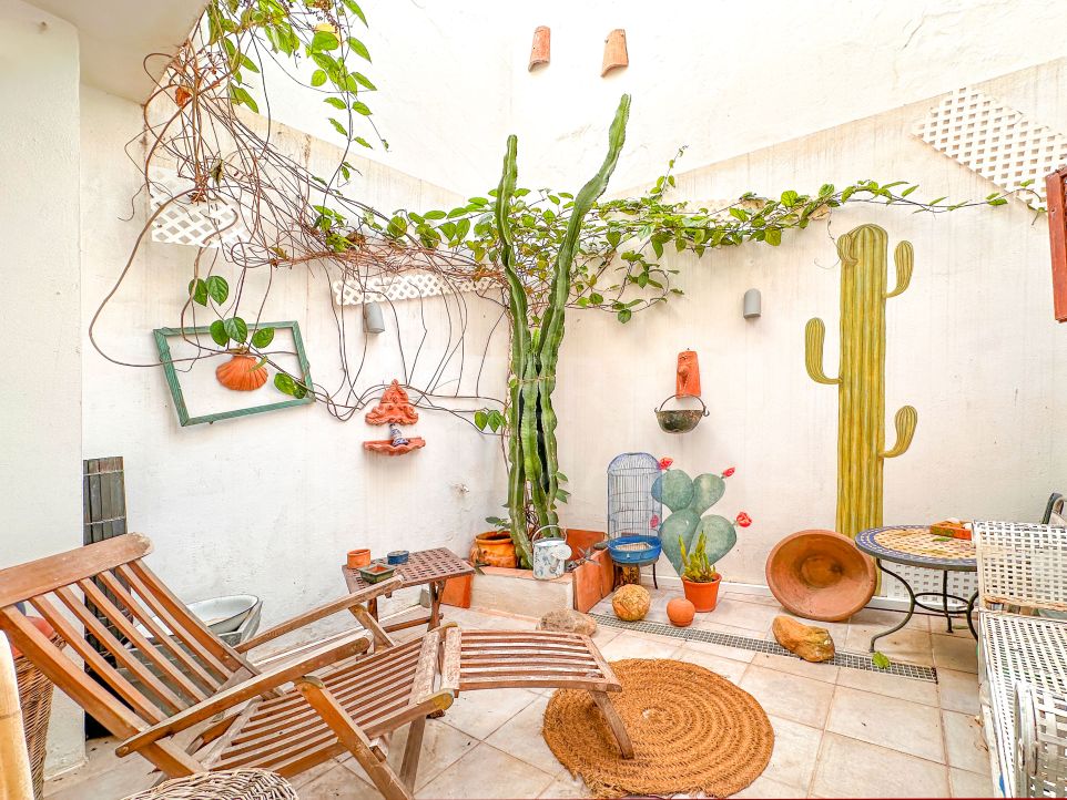Charmante maison de ville avec 2 chambres et piscine sur le toit à vendre dans la vieille ville d'Estepona