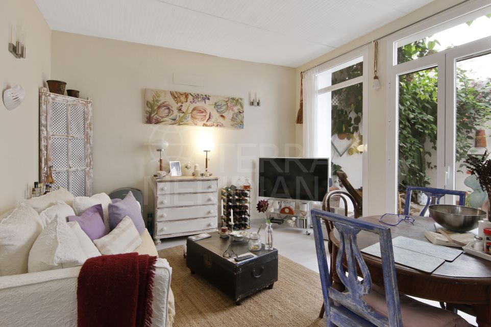 Charmante maison de ville avec 2 chambres et piscine sur le toit à vendre dans la vieille ville d'Estepona